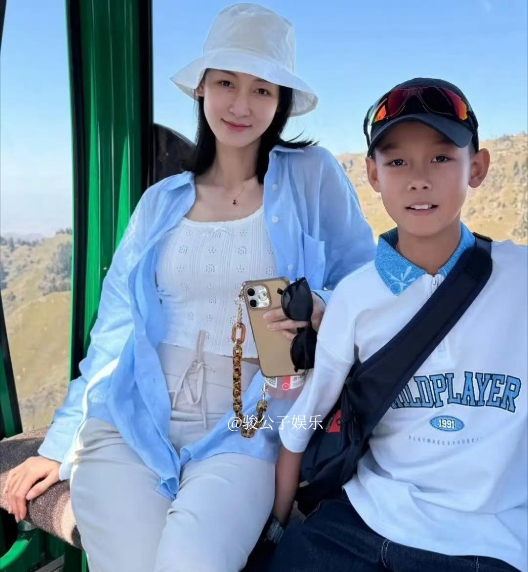 王皓老婆带儿子游新疆，38岁闫博雅骑马又美又飒，修长的双腿和纤细的腰身勾勒出完美