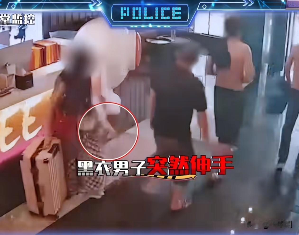 50岁大叔当众猥亵20岁小姐姐男子在酒店打麻将输了钱，心里憋着火，出门碰见个