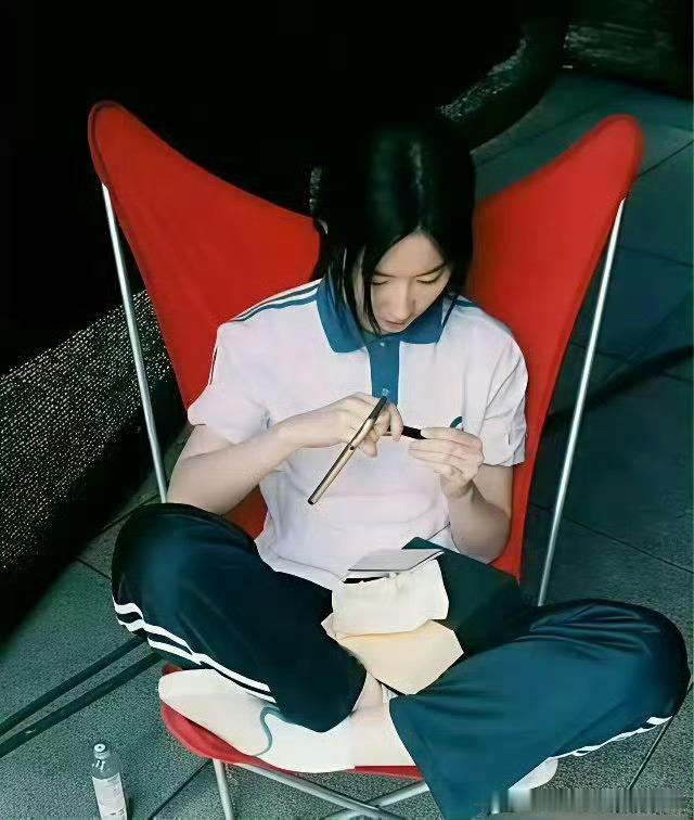 刘亦菲是物欲低还是太念旧？妈妈送的红椅子一用就是十几年，妈妈送的手机用到停产了还