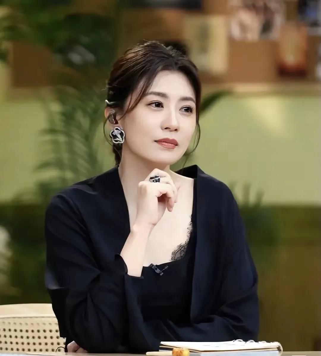 51岁的贾静雯这次活成了最爽的大女主剧本。最近她高调官宣，女儿梧桐妹成为前夫孙志