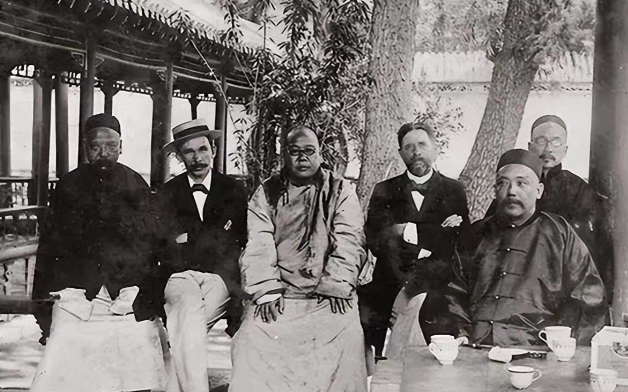 1916年，袁世凯在临死前叫来义子段芝贵，气息奄奄地吩咐道：“将来我出殡时，你务
