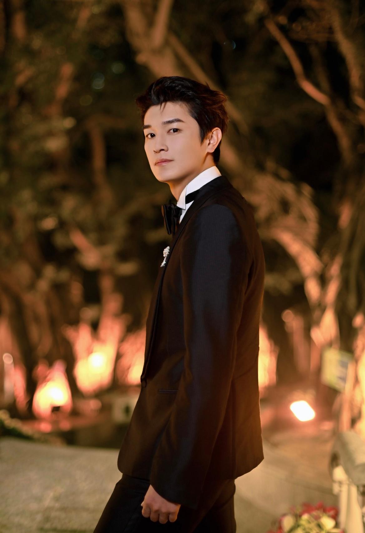 杨旭文新恋情曝光，甜蜜画面引祝福近日，杨旭文被拍到与一位女生一同前往酒店，画