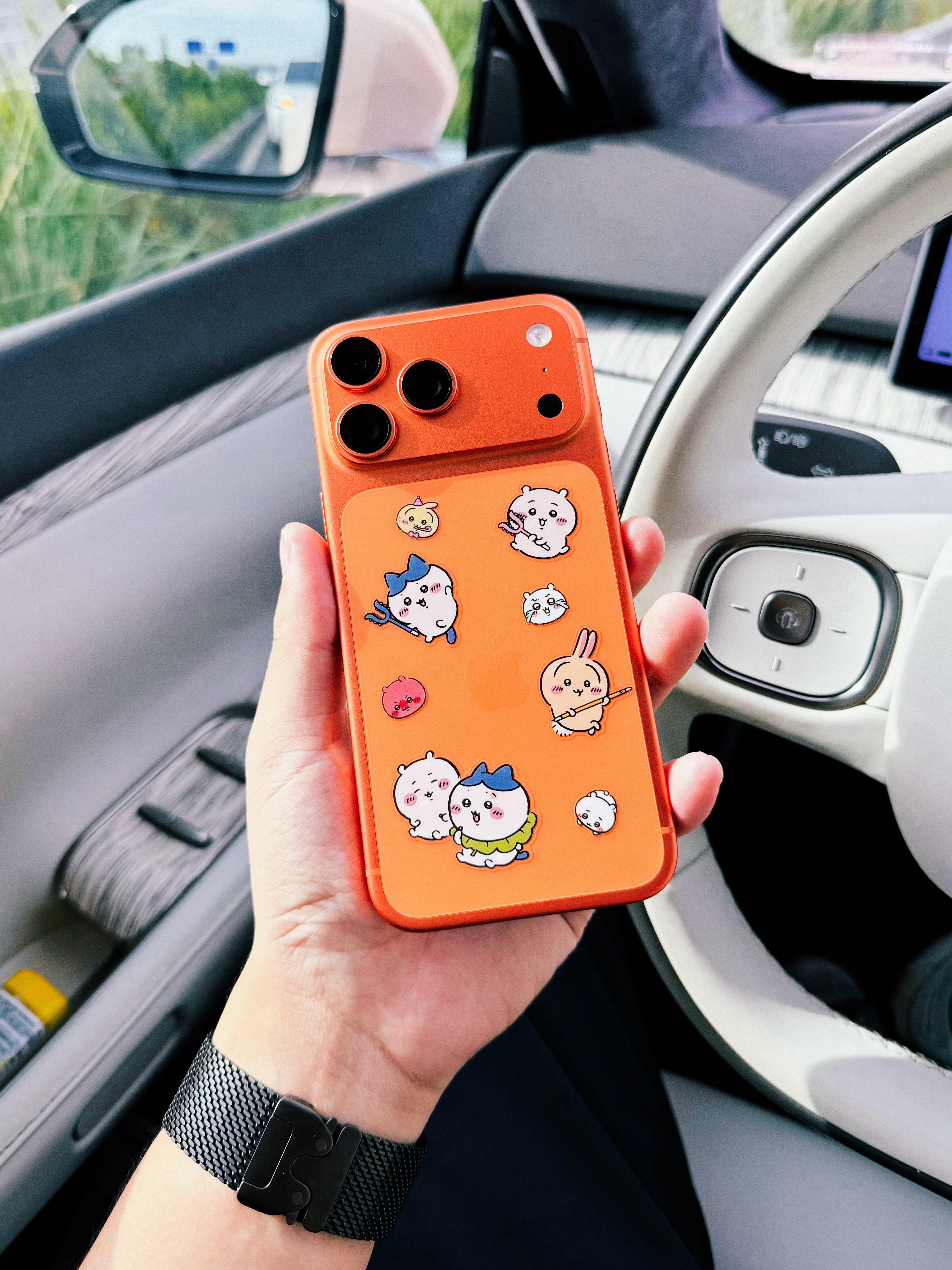 iPhone17ProMax直接撞在了洗手池上，顶部边框出现了一个小坑。