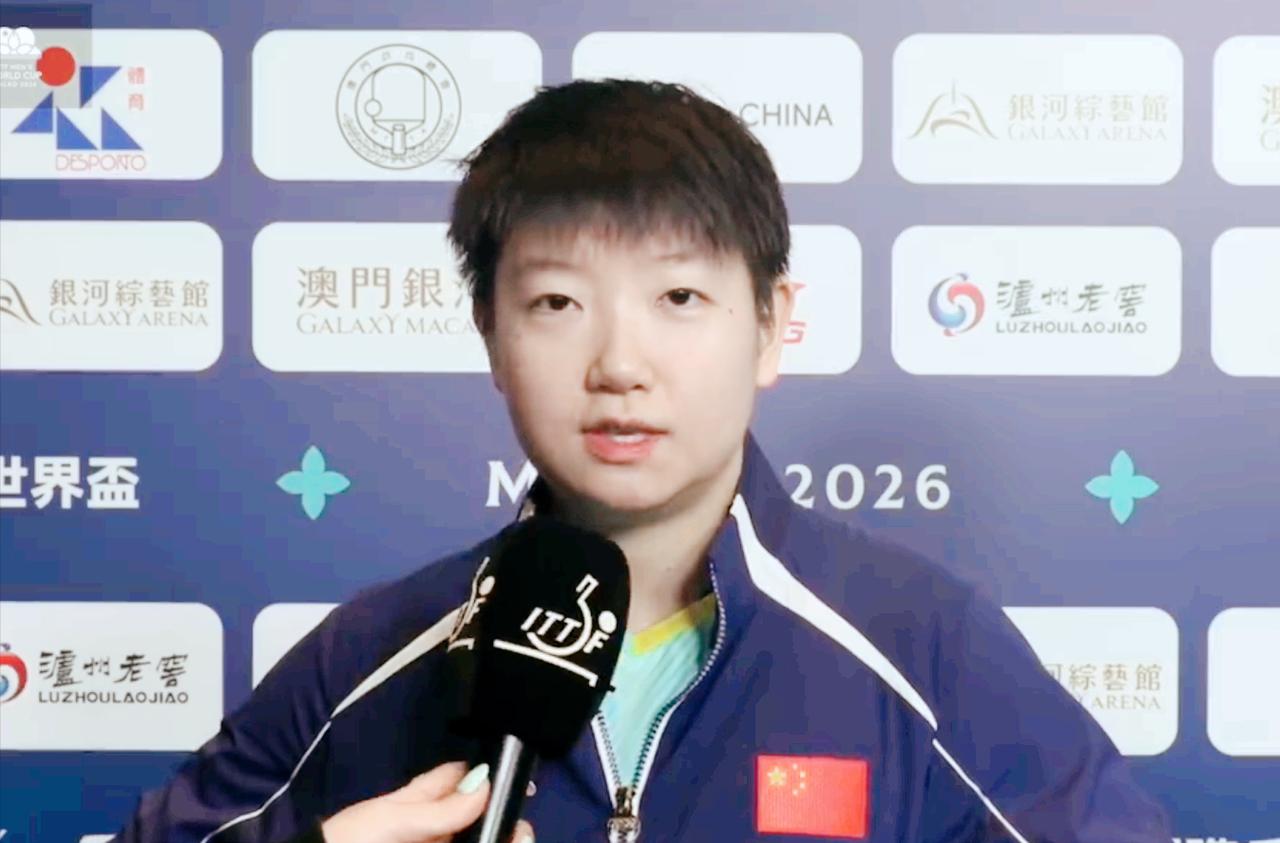 孙颖莎第四局为何叫了个暂停？赛后采访，莎莎详细给出了答案。她说：第三局的