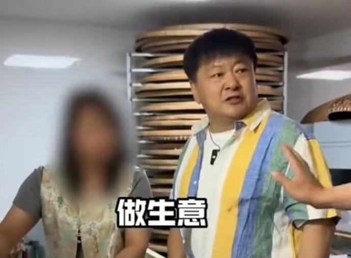 “不喝就赶紧走！”6月30日，演员洪剑涛在浙江杭州龙井村喝茶，一名男子走了过来说