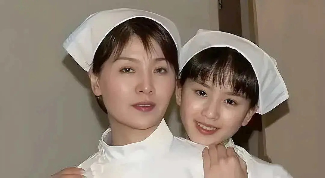 刘诗诗这母系遗传赢麻了刘诗诗这颧骨，这眉型，这气质，这脖子，一看就是遗传。