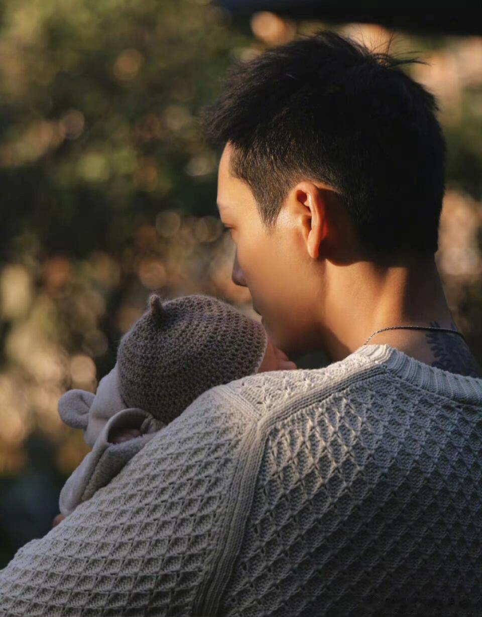 整个孕期到生孩子，没有被拍到，父母保护孩子很正常，到了结婚年龄结婚生子也很正常。