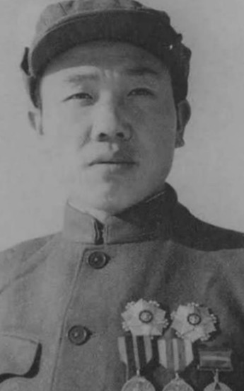 1950年，志愿军排长郭忠田私自放走了美军50多辆坦克，却带领全排以0.215的