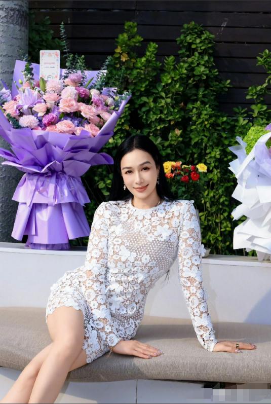 钟丽缇过56岁生日，美颜开到10级，身穿白色蕾丝裙显得腰臀格外丰满，脸看