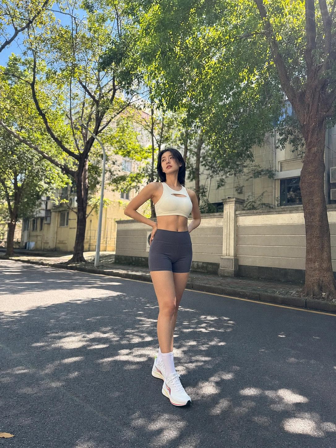 |||本来只是简单的出门去健身，没想到这身搭配和老小区的光影这么搭。略带设计感