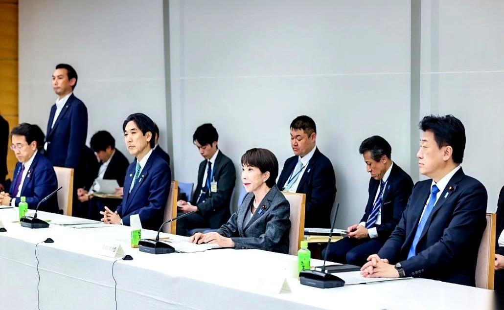 一个30人的日本顶级企业考察团，浩浩荡荡飞到上海。出发前，日本媒体把气氛烘托到顶