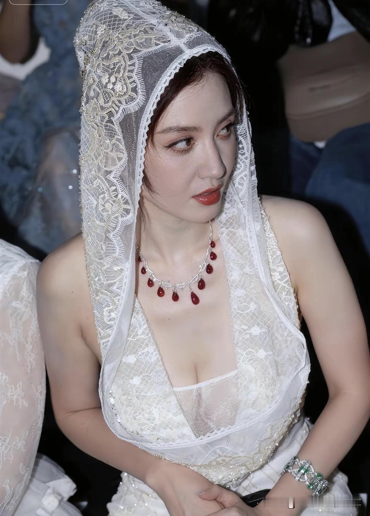 这美女是谁啊？长得真俊，比景甜还要漂亮，气质杠杠滴，是一眼万年的美女。她的皮