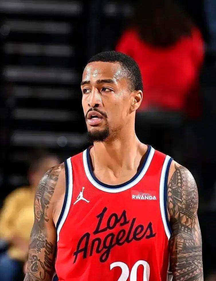 快船的内线问题变得更加明显，柯林斯的身体优势和三分能力被视为关键，但实际表现和伤