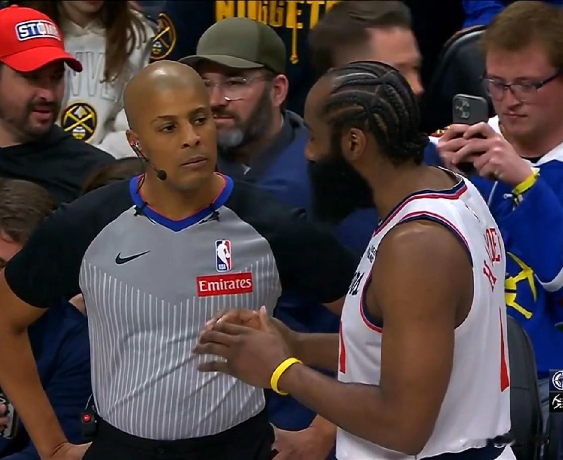 不想骂裁判被罚款！哈登谈裁判吹罚：“我不想被罚款。”“但是一些吹罚确实是