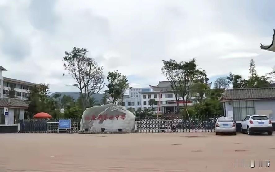 云南楚雄姚安县第一中学高三张老师，因遭同事针对，从四楼坠落，重伤在重症ICU抢救