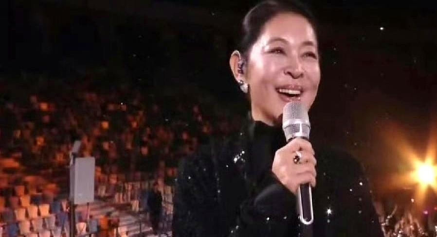 灯光劈下来时她晃了一下。花车正在转弯。三寸鞋跟，丝绸旗袍，64岁的倪萍手指擦