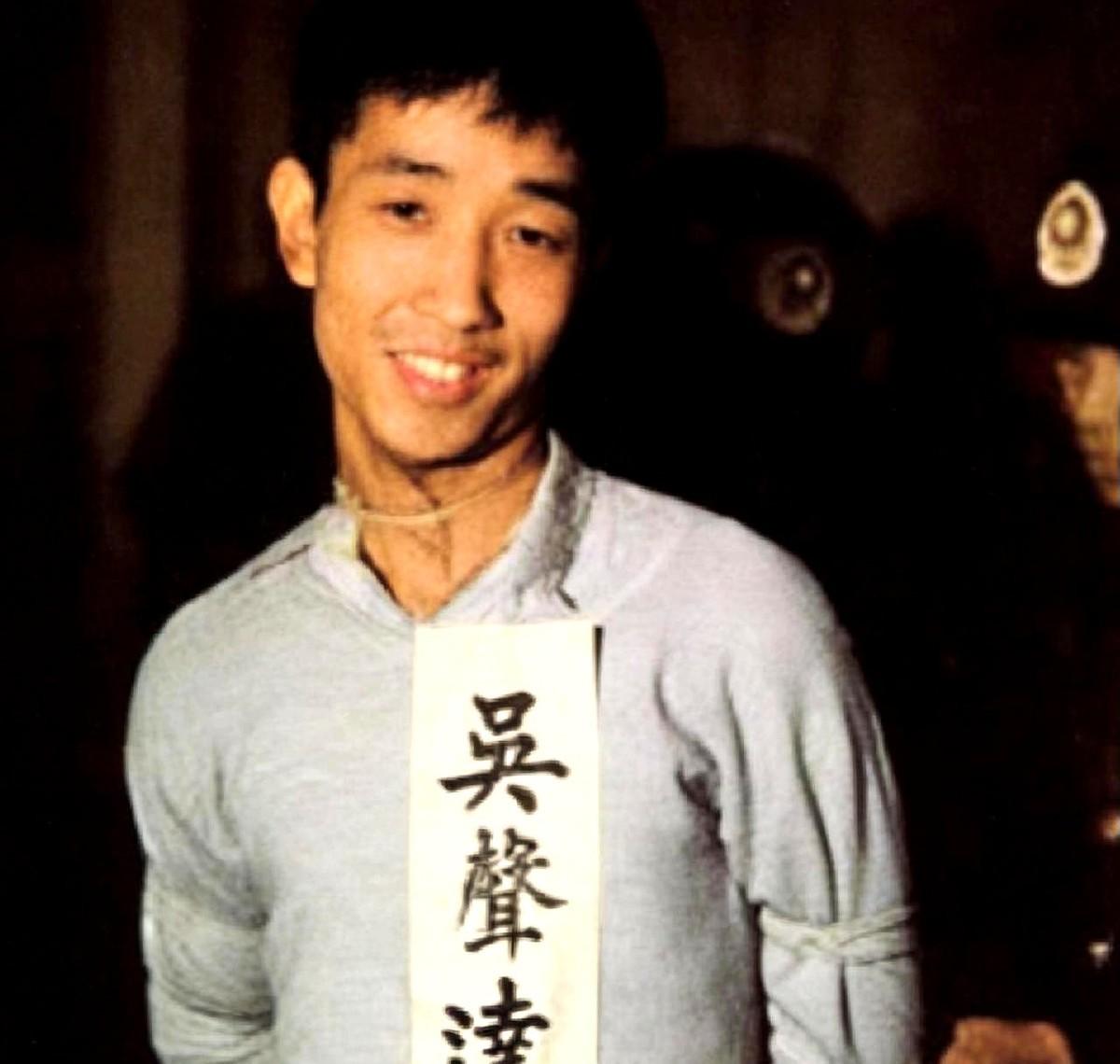 前几天看到一张老照片。照片里是个年轻人，被绑着躺在地上，应该是拍的遗照。这人只有