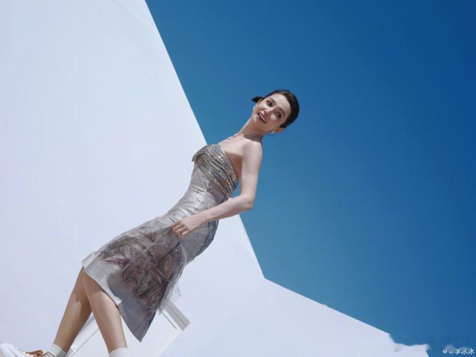 李冰冰戛纳红毯高定礼服哇咔咔，李冰冰这姐真是美得很轻松啊，尤其是当看到这身高定礼