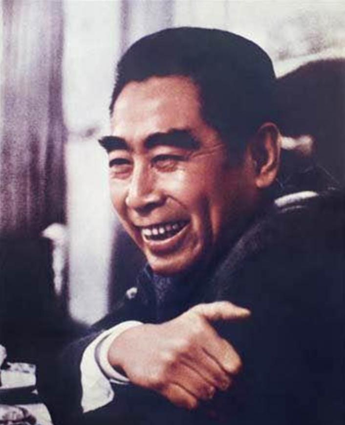 1963年底，周总理访问埃及，在总统举行的招待会上，一位当地情报高官趁周总理面前