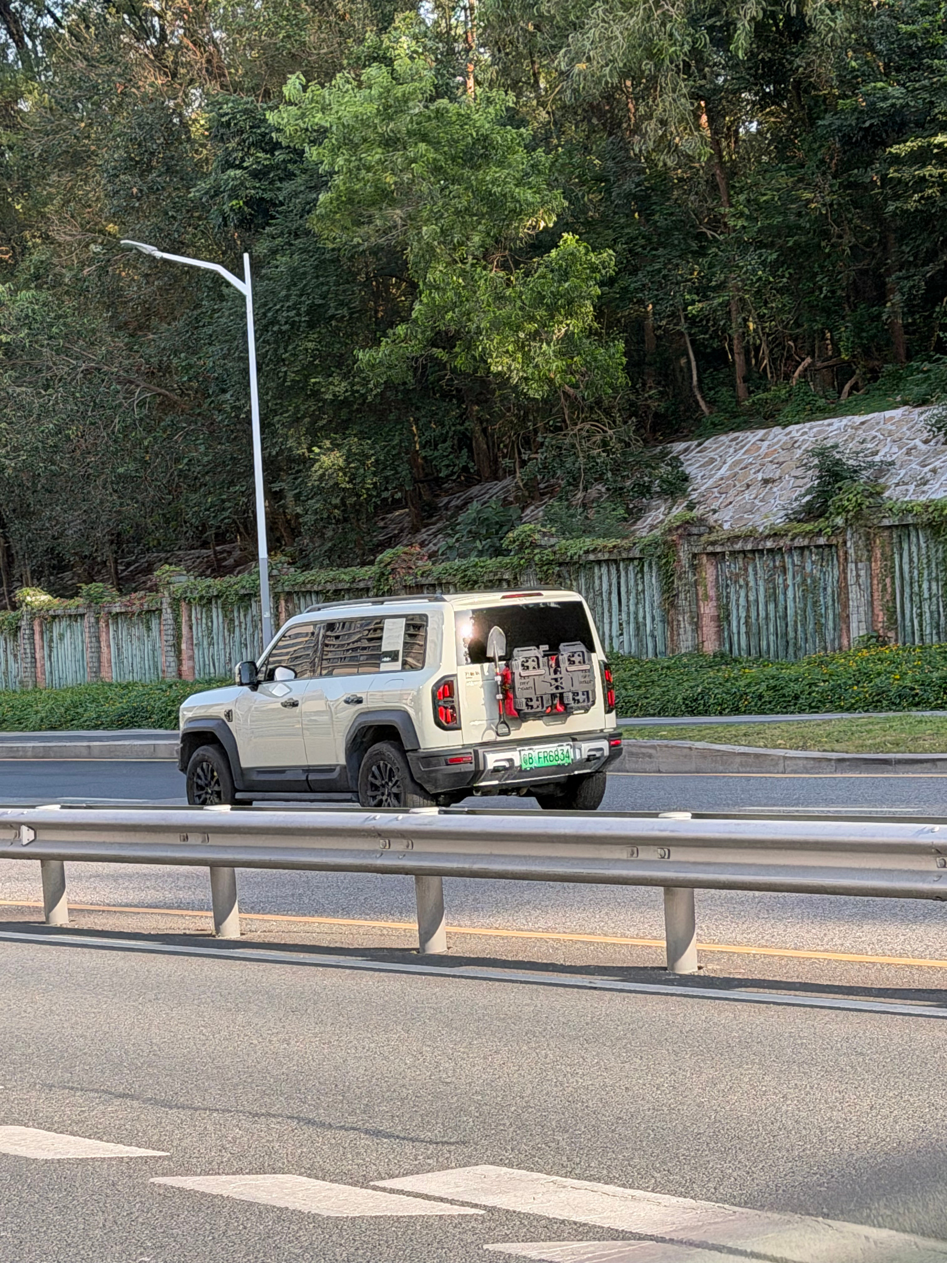 这是背着的轮胎跑丢了还是单独别的套件深圳·北环大道入口