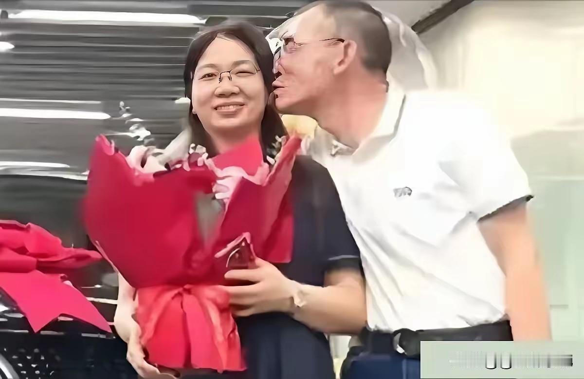 大家还记得谢岳给郑琴买奔驰的照片吗？郑琴手捧着鲜，一脸享爱谢岳的爱。在最近的访谈