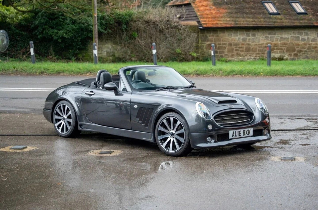 这款小众复古风格跑车，由英国跑车制造商Healy推出，设计灵感来源于经典的Aus