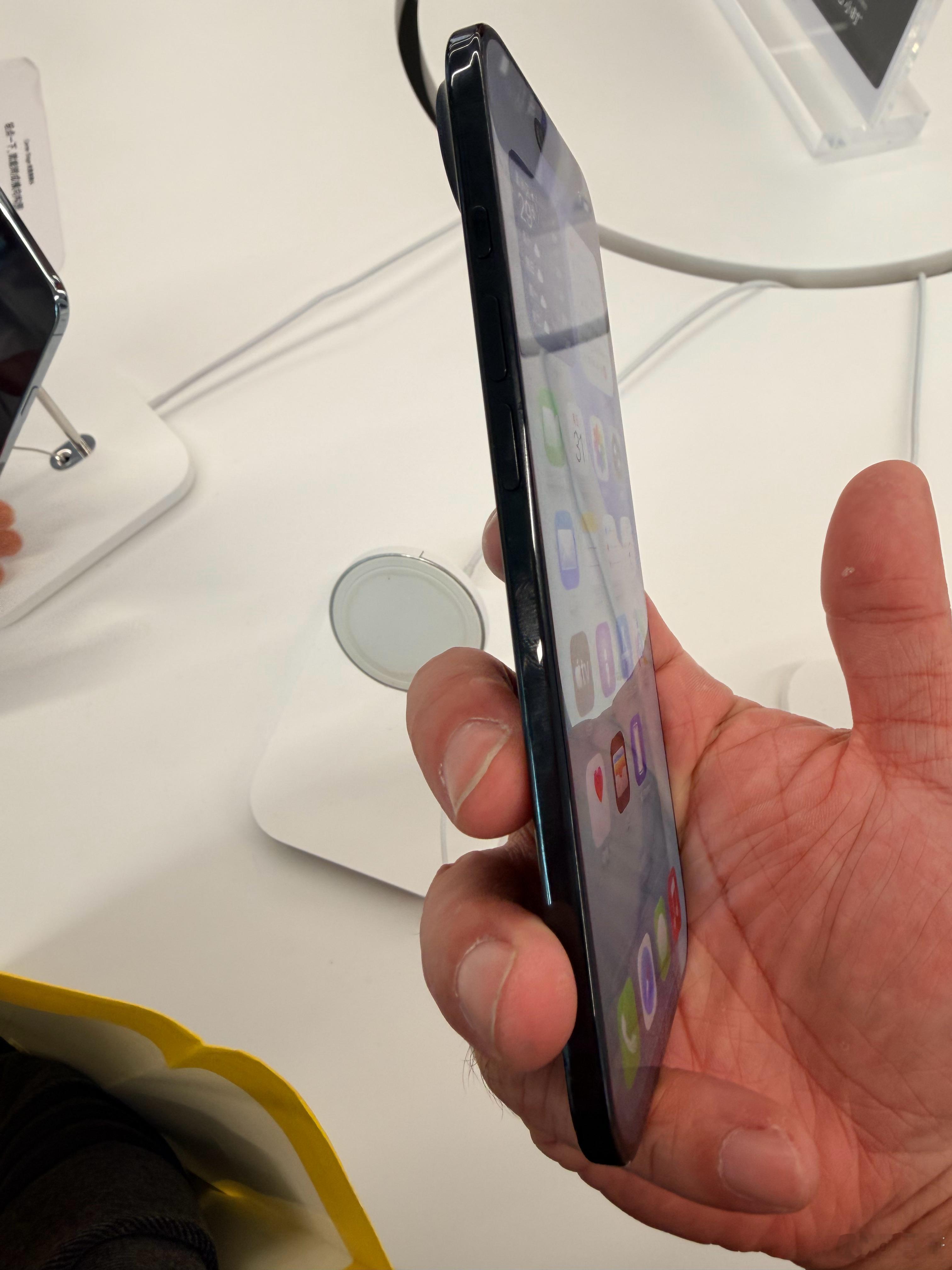 以前只知道iPhoneAir薄，在没摸到真机的时候觉得就那么回事薄有啥意义啊？