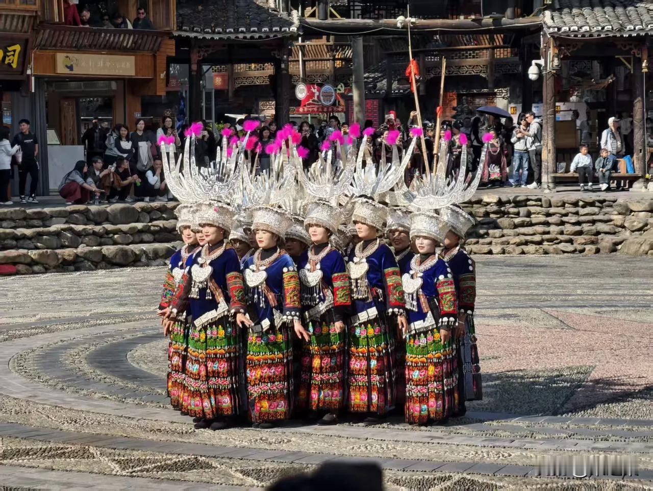 来了才知道，这个世界上最大的苗族村寨，1432户6000多人口，将农具放进了博物