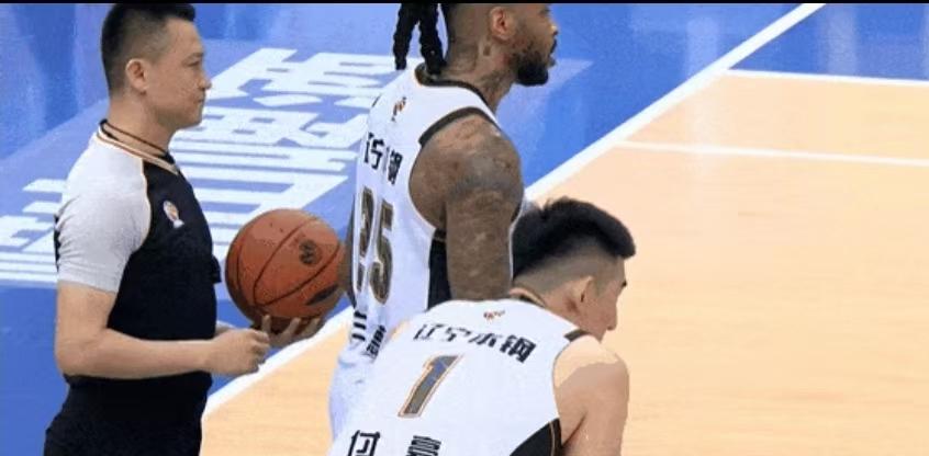 等着吧杨鸣又得回辽宁队镇压更衣室了！明眼人都看得出来辽宁队就两个人最不好管教，那