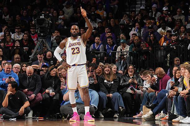 佩林卡深夜密谋！当全联盟都在等湖人梭哈巨星时，新管理层却玩起了