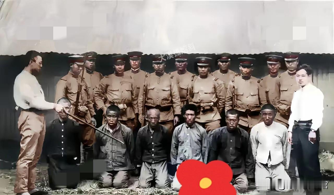 临刑前平静下跪，6位无名勇士直面日寇活埋，铁骨震彻山河一张尘封的黑白老照片