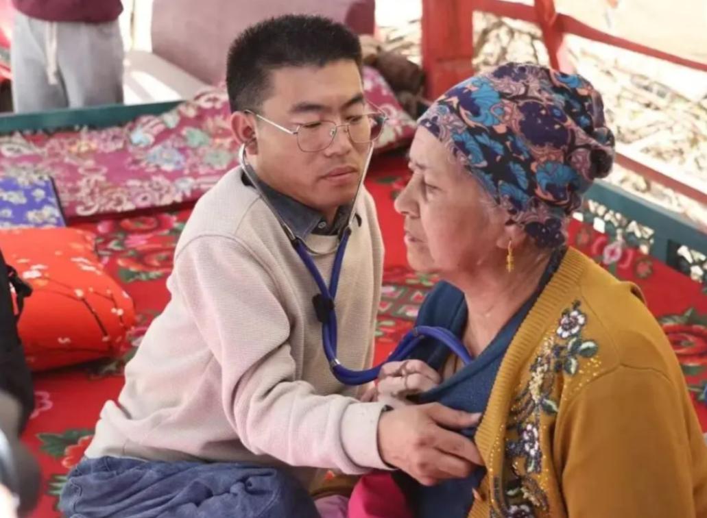 “我现在不考虑娶媳妇了！”河南商丘，36岁男子为研究自己的疾病，用20年时间成为