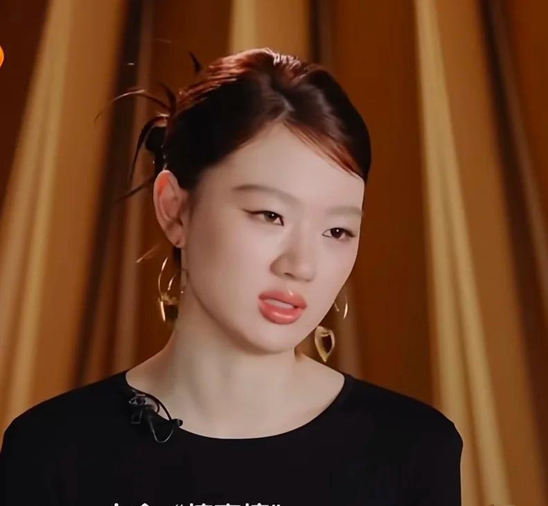 我表妹亲眼见过单依纯，回来跟我说了个大实话！说单依纯现实里唱歌，和电视上完全