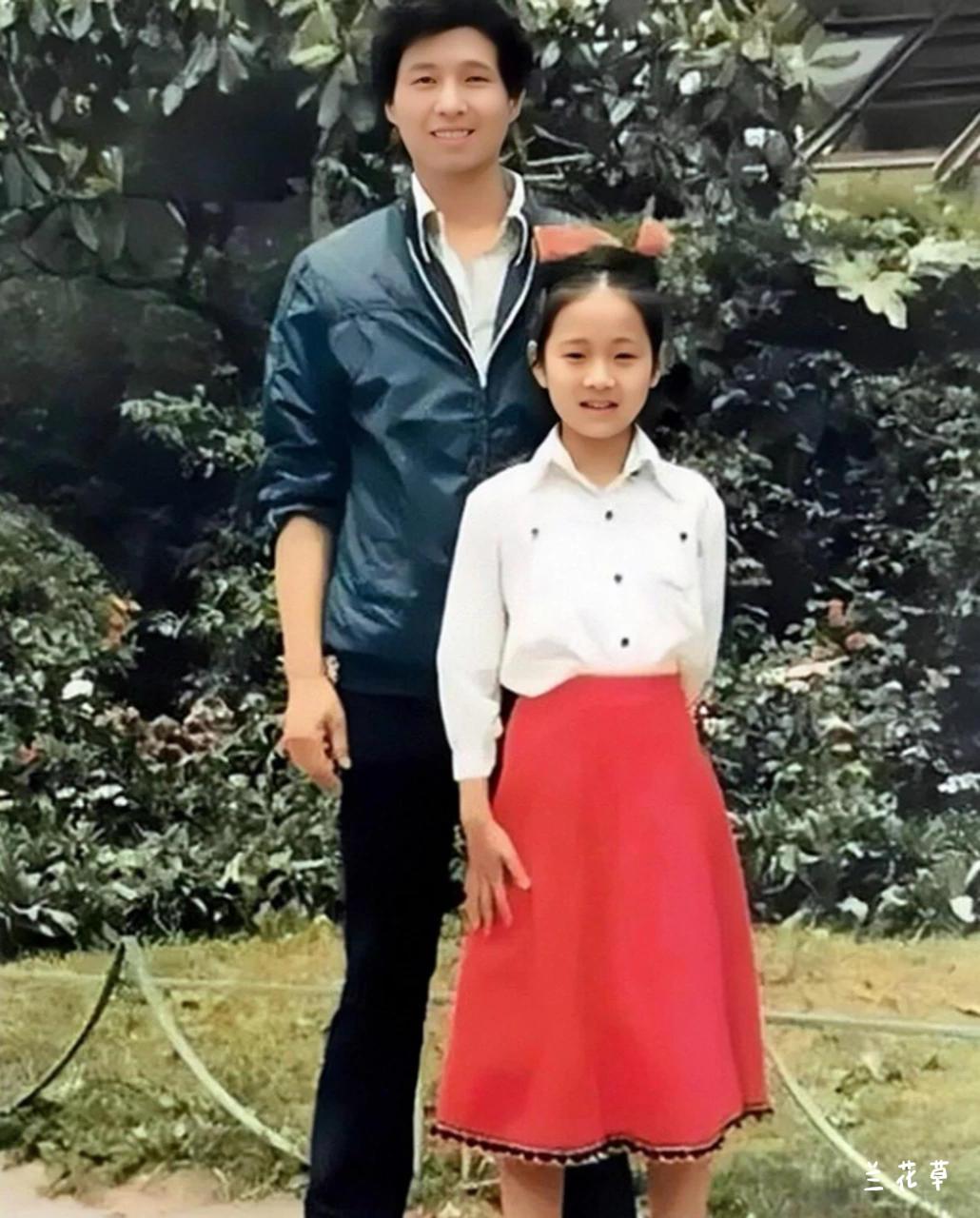 这是马伊琍的童年照，她和父亲的合影。小时候的她看不出有什么特点，倒是她的父亲无