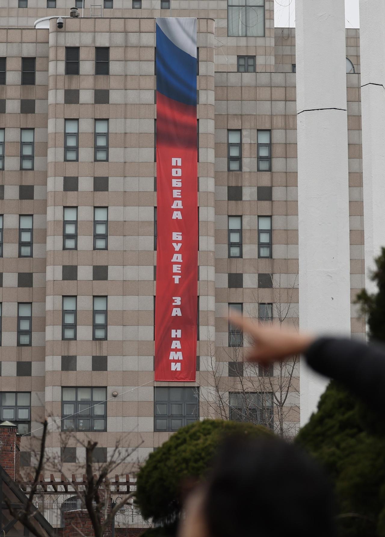 首尔市中心这一幕，让韩国政府陷入前所未有的“法理困境”最近，在首尔市中心的俄