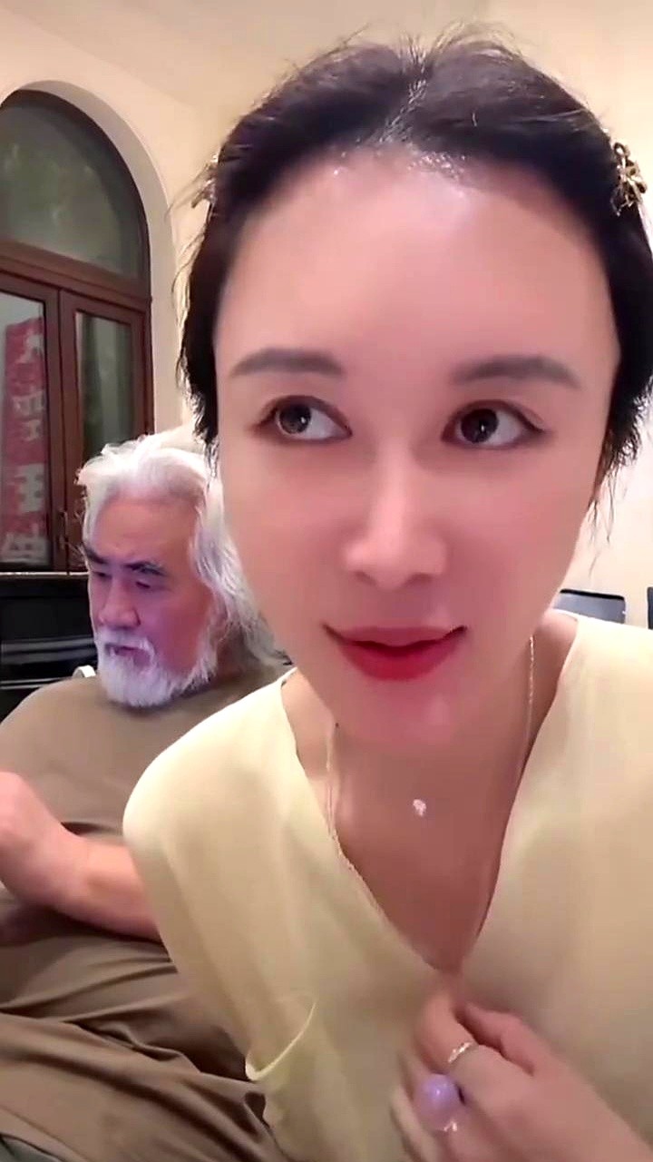 过年线下见了一面钟丽缇，我盯着她的眼睛，愣是半天没回过神。荧幕上那些性感妩媚的标签，私底下碎了一地。