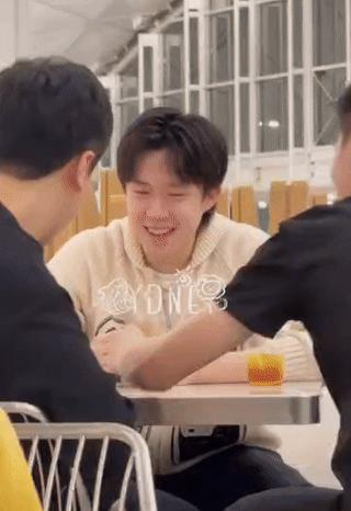 别看王楚钦在赛场上生龙活虎,好像谁都管不了。私下里,他也是个需要随时“打卡报到