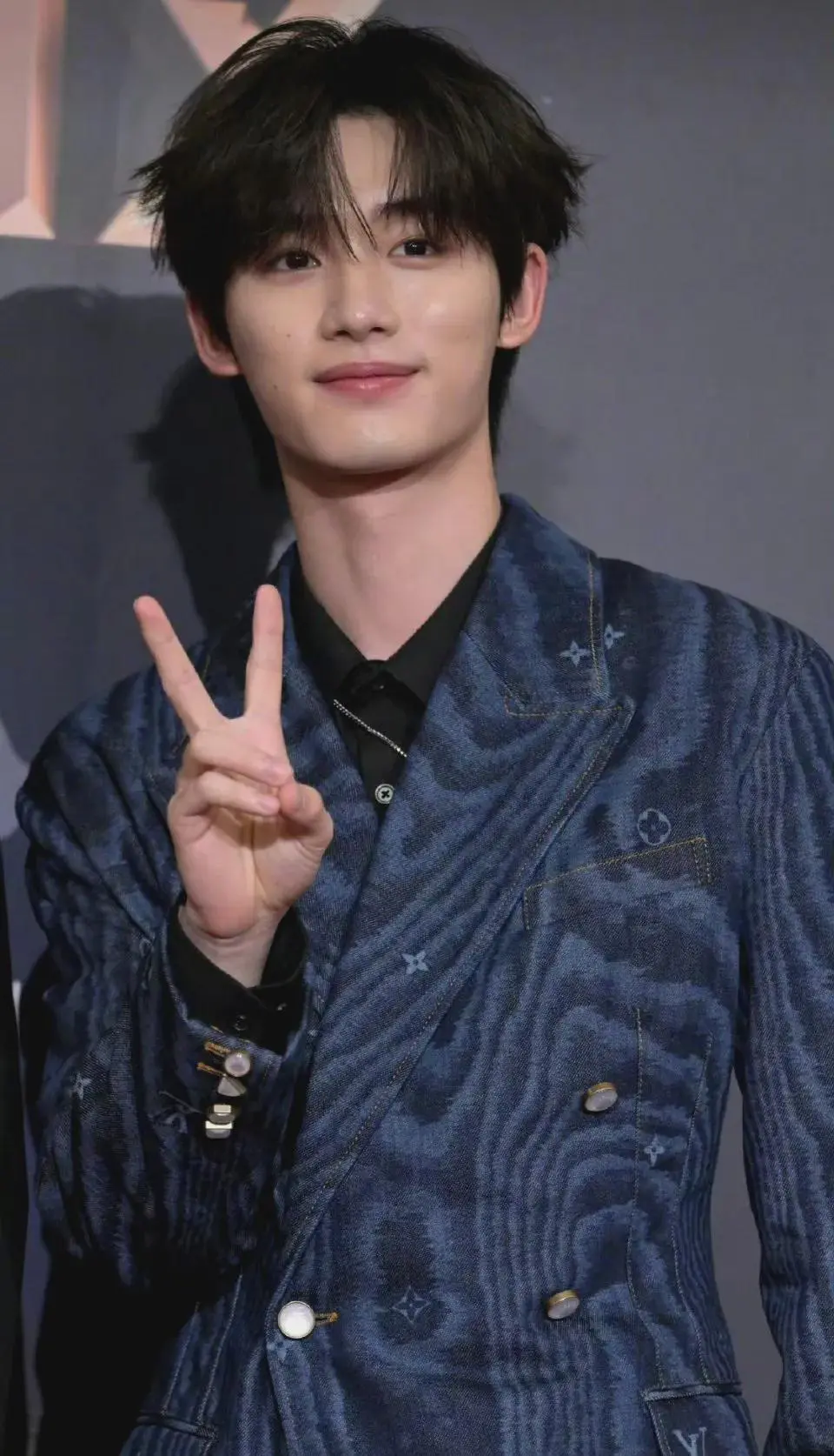 电影之夜男明星，一个比一个丑，也就朱一龙还长得周正点了，真是一茬不如一茬啊