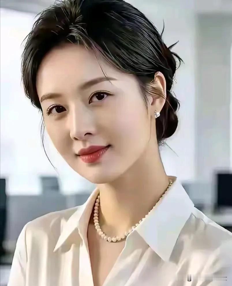一剪梅·职场清韵素领轻衫映浅柔，云发盘收，珠串垂喉。明眸含笑自温舒，一室