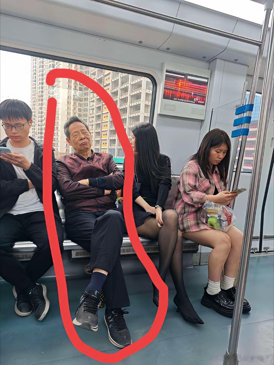 大爷坐不住了，选择了战术性睡觉了，如果是你会怎么办呢[大笑][大笑][大笑]​