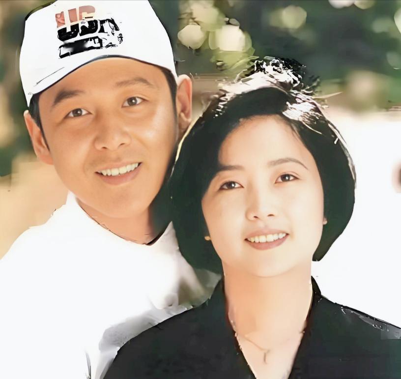 纵观演艺圈演技顶端的几位男演员，唯有三人和发妻一起风雨相伴，感情始终如一！