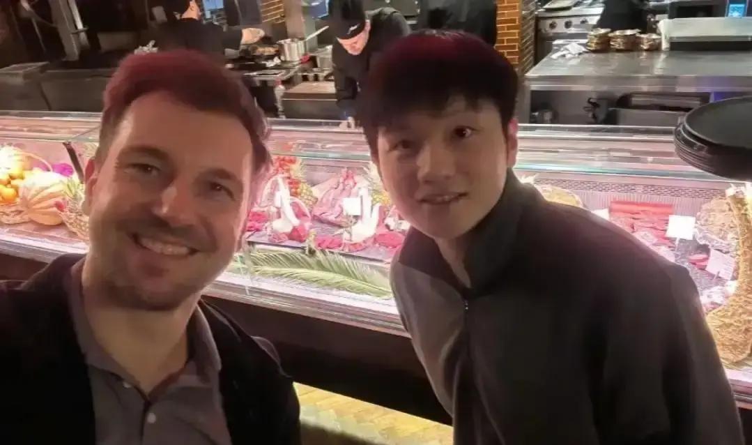 樊振东在德国，找波尔练反手。陪练的，是他未来的主要对手。波尔亲自上阵，用奥