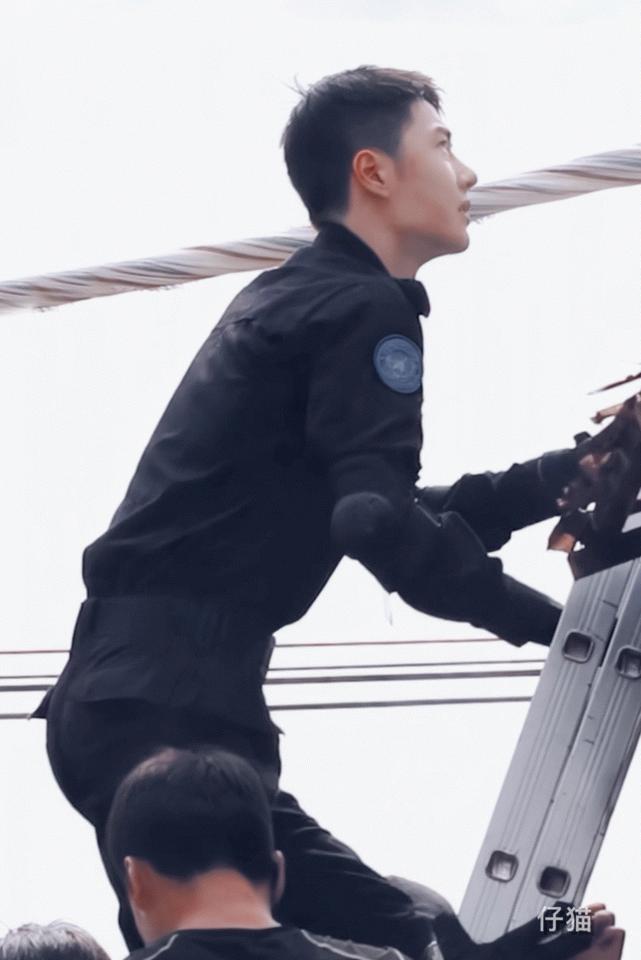 我喜欢这个身材比例完美、长相俊朗且身手敏捷的男子！