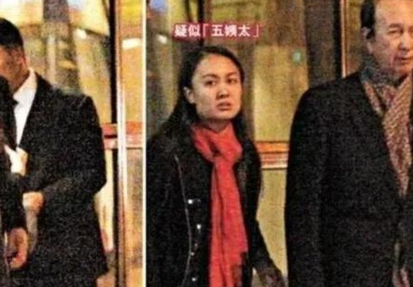 12年前，86岁的何鸿燊与一位女护工渐起情愫，可这护工长得一般，却因为有个拿手绝