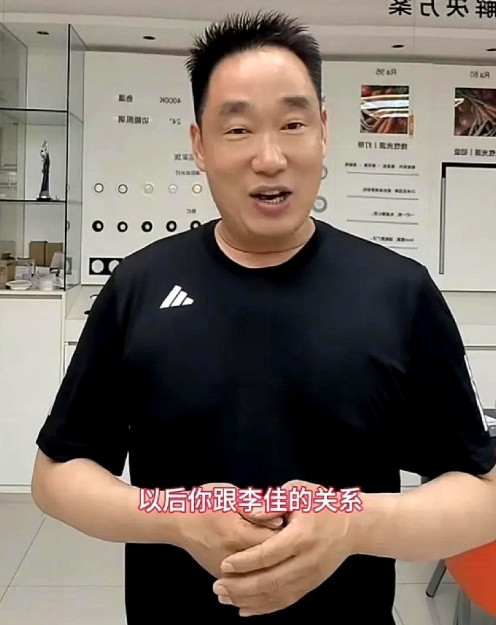 李佳的后盾已经浮出水面，阿杜老妈的“嚣张”或将终结李佳的后盾已经挺身而出，同
