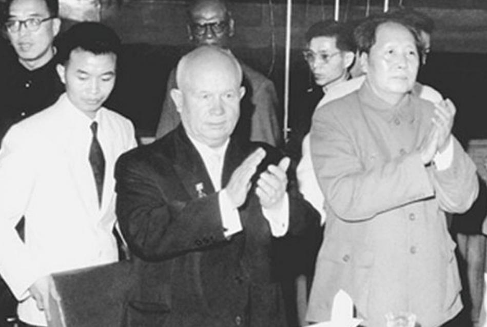 1959年，赫鲁晓夫傲慢地看着毛泽东主席说：“核潜艇你们搞不了”，毛主席则不卑不