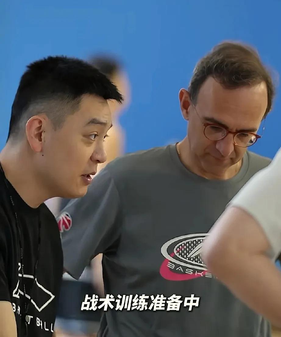 辽宁男篮又研究新战术了！目前辽宁男篮仍在积极的训练，杨鸣、乌戈、吴乃群、刘志轩
