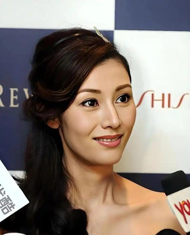 1992年，刘銮雄向宝咏琴提出了离婚，宝咏琴提了三个条件：“第一，给我买一部私人