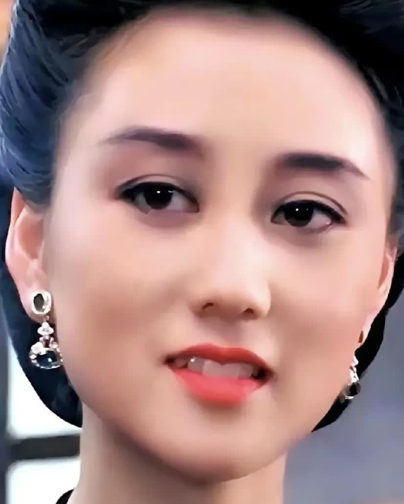 李连杰和利智。在外貌上不搭，。当年利智可是亚洲小姐冠军，