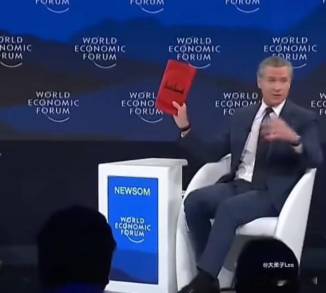 纽森也能整活，把印有特朗普签名的护膝带到了达沃斯论坛现场纽森：美国当下已经没